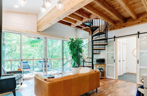 Farmington House | A Luxury Treehouse Experience | Wood-Fired Cedar Hot Tub