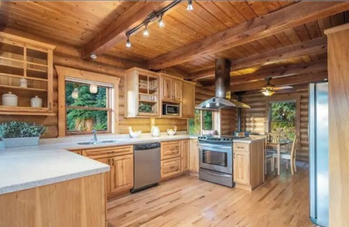 Monroe Cabin | A Marvelous Mountain Log Cabin Retreat w/hot tub