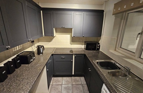 Quedgeley House | A modern 4 Bedroom and 2 bathrooms House. Private parking. Quiet area.