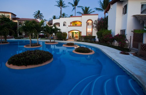 Bucerias Villa | A pool and a beach… What else do you need? Check out my REVIEWS! GREEN!