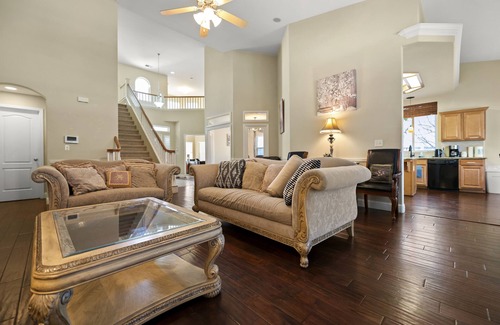 Visalia House | A Relaxing Retreat with Pool and Heated Jacuzzi near Sequoia Parks