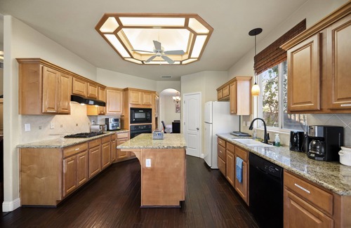 Visalia House | A Relaxing Retreat with Pool and Heated Jacuzzi near Sequoia Parks