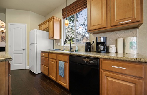 Visalia House | A Relaxing Retreat with Pool and Heated Jacuzzi near Sequoia Parks