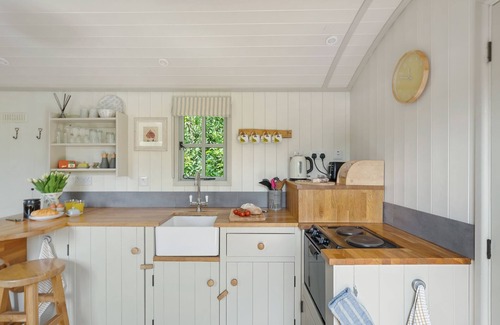 Kenn Cabin | A shepherds hut that sleeps 2 guests in 1 bedroom
