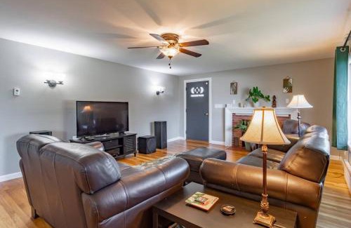 Nashua House | A Spacious Modern Elegant Ranch (whole house)