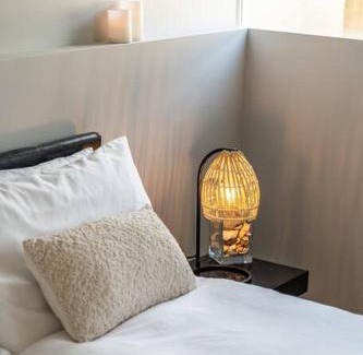 Glenelg South Apartment | A Stone's Throw - Cafes, Parking, WiFi