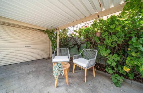 Glenelg South Apartment | A Stone's Throw - Cafes, Parking, WiFi