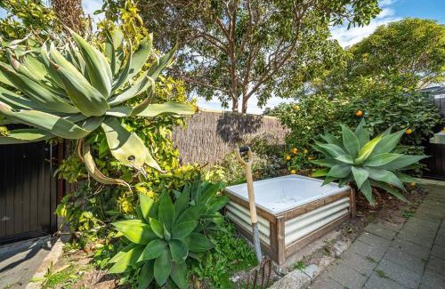 Glenelg South Apartment | A Stone's Throw - Cafes, Parking, WiFi