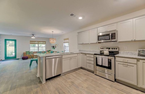 Columbia House | A Sunny & Stylish 4BR/3BA w King Beds & WiFi