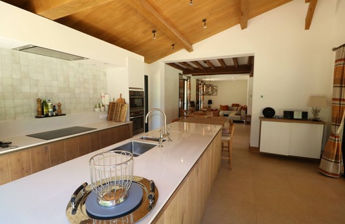 Domme Villa | A superb and spacious family house; with private heated pool and tennis court