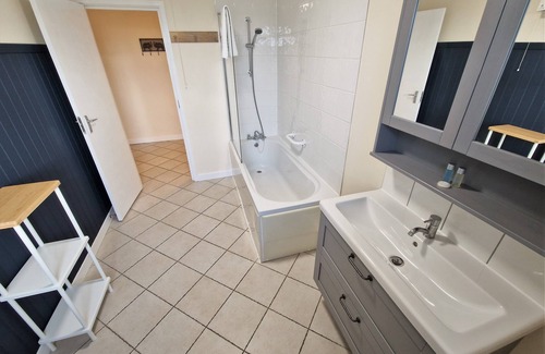 Ivinghoe Cottage | A three bedroom, two bathroom that sleeps 6 guests in 3 bedrooms