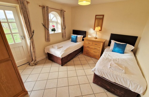 Ivinghoe Cottage | A three bedroom, two bathroom that sleeps 6 guests in 3 bedrooms