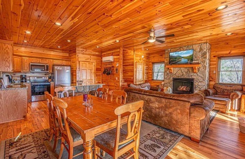 Almond Cabin | A Treehouse View Over Lake Fontana