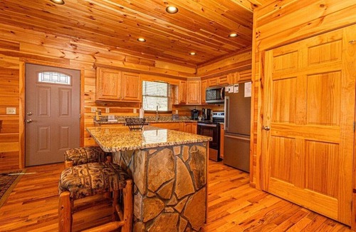 Almond Cabin | A Treehouse View Over Lake Fontana