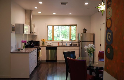 Woodstock Cabin | A True Gem in the heart of Woodstock, w/fireplace & hot tub, wheelchair access