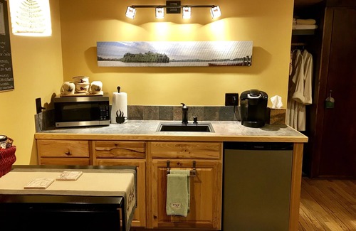 Clinton House | A walkable private suite in the heart of the village of Clinton, NY. 13323