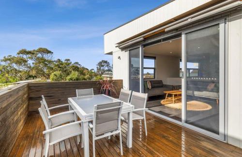 Torquay House | A wave from it all ocean glimpse central Torquay