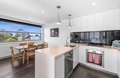 Torquay House | A wave from it all ocean glimpse central Torquay
