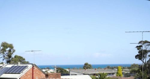 Torquay House | A wave from it all ocean glimpse central Torquay