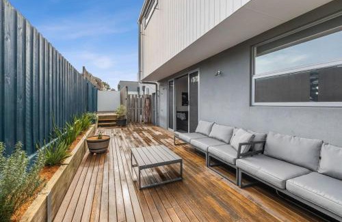 Torquay House | A wave from it all ocean glimpse central Torquay