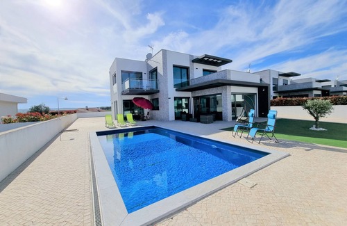 Bombarral Villa | A Wonderful Detached Villa With Stunning Views and Pool Close to Amazing Beaches