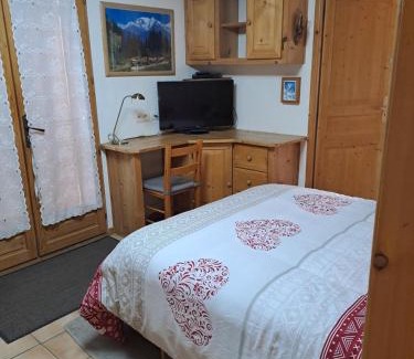 Praz-sur-Arly Apartment | A4 km de Megève très joli studio avec jacuzzi ,vue sur les montagnes au calme