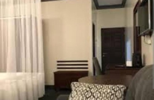 Kinyozi Bed & Breakfast | Aarman suites