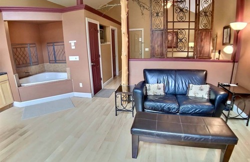 Eureka Springs Cottage | Abbey Chateau Treehouse #10/Oak Crest