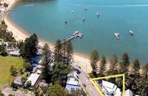 Patonga Apartment | Absolute Beach Front House Panoramic Views