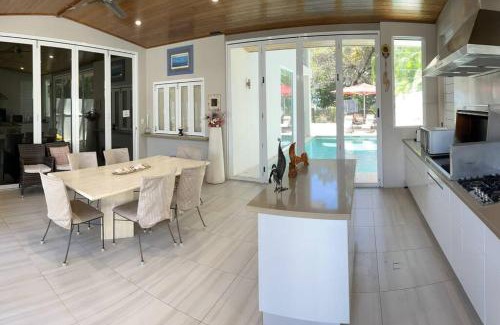 Kewarra Beach Apartment | Absolute Beachfront 2 Bedroom Luxury Holiday Apartment