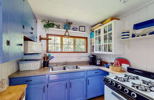 Moultonborough House | Absolutely Adorable Lake Winnipesaukee Cottage for 5 AUGUST 16 SPECIAL