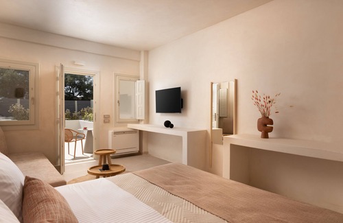 Tholos Hotel | Acanthus Oia-Suites With Private Hot Tub