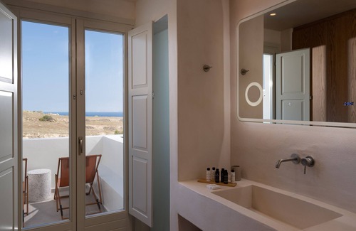 Tholos Hotel | Acanthus Oia-Suites With Private Hot Tub