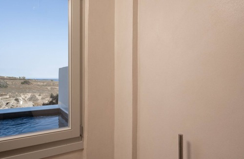Tholos Hotel | Acanthus Oia-Suites With Private Hot Tub