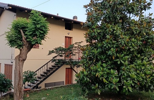 Burzanella House | Accommodation the oak trees, cottage with large garden
