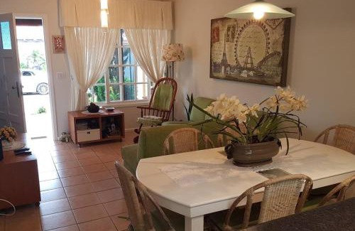 Xangri-La House | Acolhedora casa de praia em condomínio fechado à beira mar