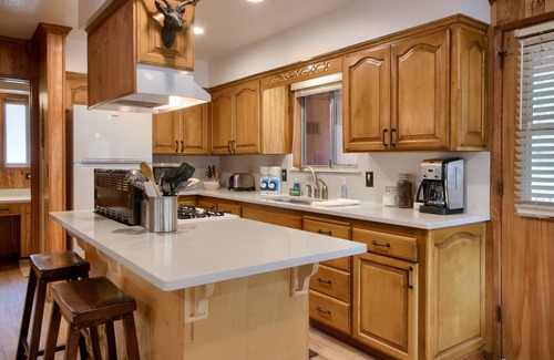 North Wawona House | Acorn Alley Inside Yosemite - Dog Friendly! w/Hot tub, Fire pit, EV Charger