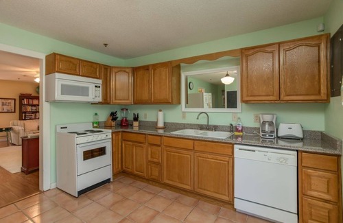 Pigeon Forge Cottage | Across from Dollywood w/FREE Dollywood ticket, pets ok w/fee, arcade, hot tub