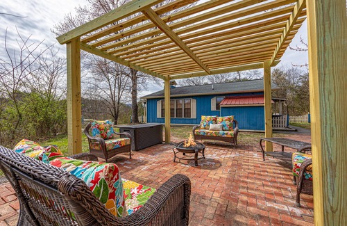 Pigeon Forge Cottage | Across from Dollywood w/FREE Dollywood ticket, pets ok w/fee, arcade, hot tub