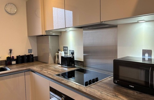 Runnymede Apartment | Addlestone - 15 mins to LHR