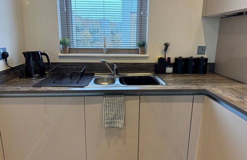 Runnymede Apartment | Addlestone - 15 mins to LHR