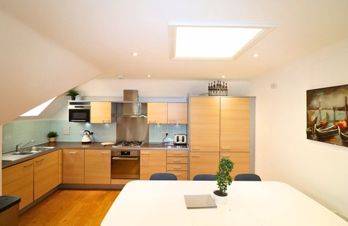 Runnymede Apartment | Addlestone - Spacious - Two Bedroom (Two Bathroom) Apartment
