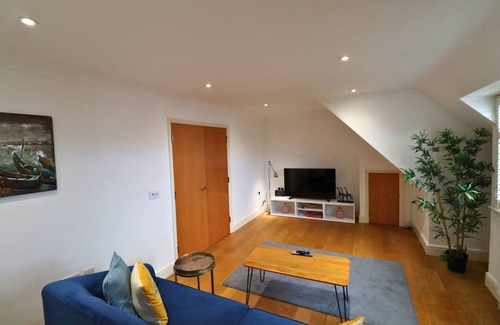 Runnymede Apartment | Addlestone - Spacious - Two Bedroom (Two Bathroom) Apartment