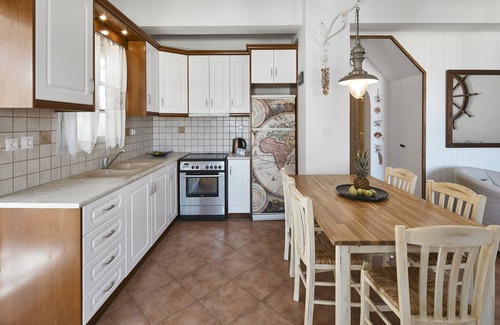 Akrotiri House | Admiral's House with Terrace Jacuzzi and amazing Caldera views, Family friendly