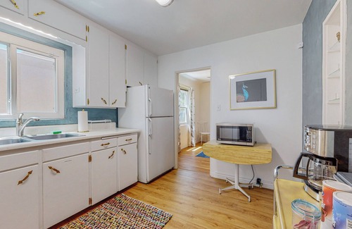 Highland Business House | Adobe Home, 2bd/1ba, Garage, Dog