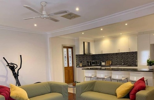Fawkner House | Adorable - 3 BR guest house close to Melb Airport