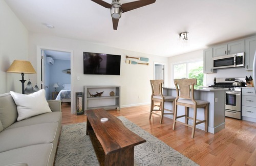 South Kingstown Cottage | Adorable Cozy Cottage Near Narragansett Beach & Narrow River - Perfect Getaway!