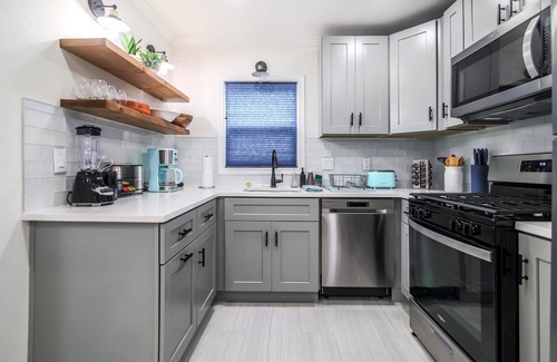 Cherrywood House | Adorable East Austin Cottage close to Everything downtown