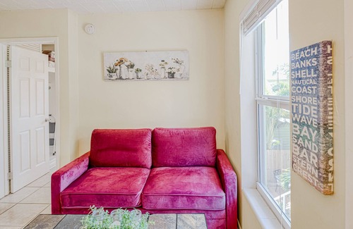 Flamingo Parks Apartment | Adorable second-floor home with WiFi, shady patios, shared W/D, & kitchenette