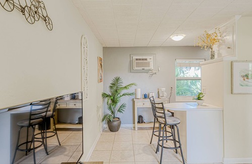 Flamingo Parks Apartment | Adorable second-floor home with WiFi, shady patios, shared W/D, & kitchenette